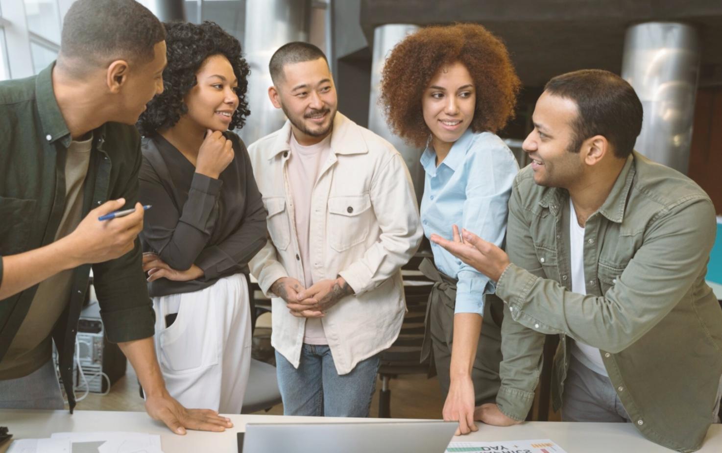 Persona revisando documentos financieros con calculadora sobre escritorio