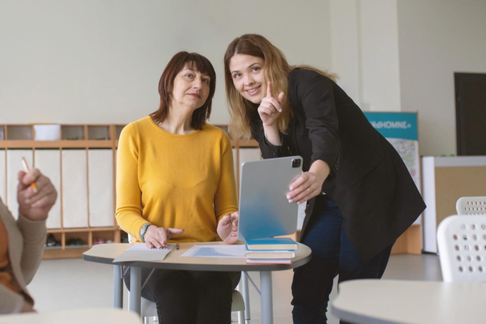 Escritorio organizado con calculadora, documentos financieros y laptop mostrando presupuesto