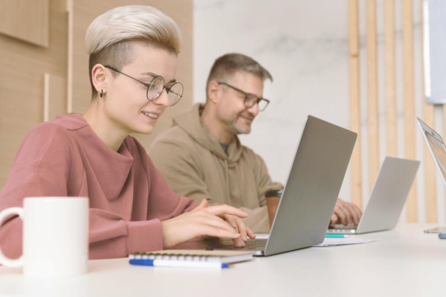 Personas trabajando juntas en planificación financiera práctica