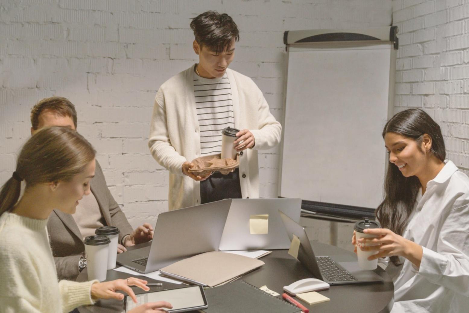 Espacio de trabajo organizado con documentos y herramientas de planificación financiera